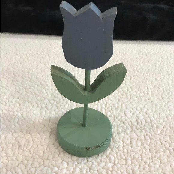 Wood Flower / Blue & Green Floral Tabletop Decor
Measures: 8” H x 3.5” W x 3.25” - Picture 2 of 9